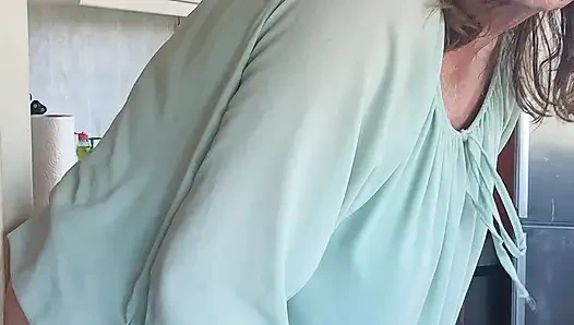 Sigara içerken dildomun tadını çıkarıyorum