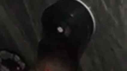 Espiando o gostoso tocar uma no banheiro