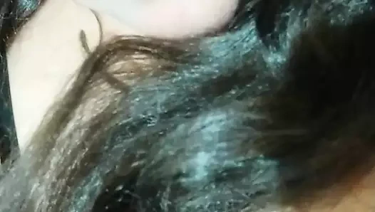 Kıllı amcıklı küçük fahişe açık kabukla fışkırtıyor