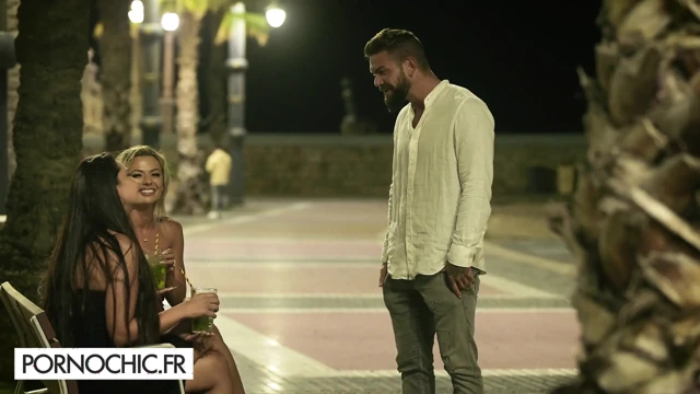 2 büyük memeli orta yaşlı seksi kadınla ateşli seks