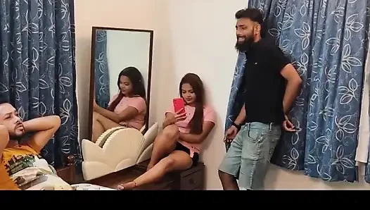 Adeshi muhteşem kız iki erkek arkadaşıyla bir otelde. Ondan sonra ne olduğuna bak. Rahul, Apu ve Simran