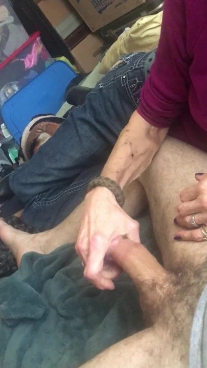 Sıska anneanne dava okşayarak üzerinde bir horoz