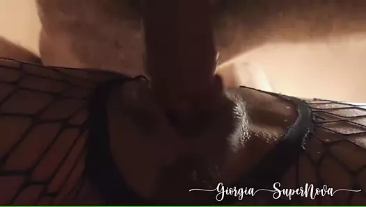 Fışkırtma gibi bir çeşme ile büyük horoz