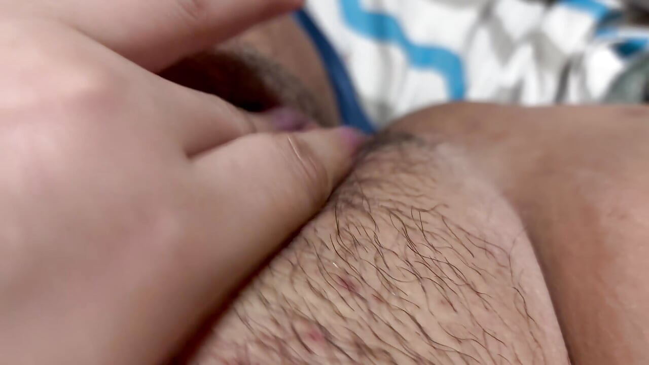 Seksi sarışın kadın boşalana kadar büyük kıllı pembe amını sıvazlıyor