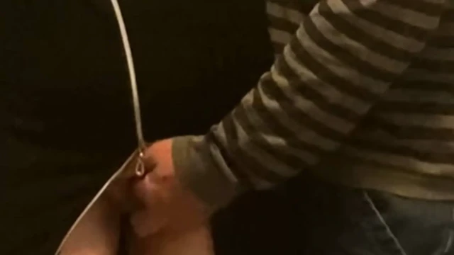 Bir Orospunun Traşlı Amını Halk İçinde Parmaklama