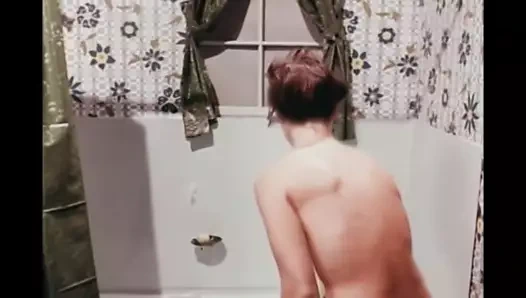 Celia milius: seksi banyo kızı - çıngıraklar (kısa versiyon)