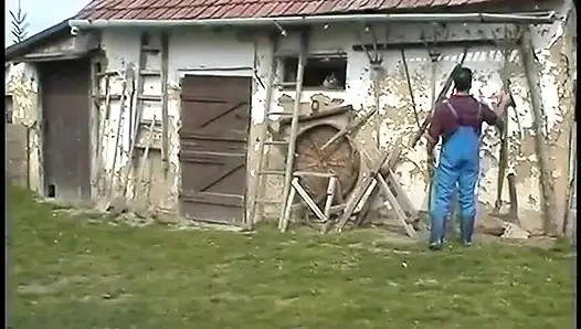 Azgın nine genç adamın onu arka bahçede sikmesini istiyor