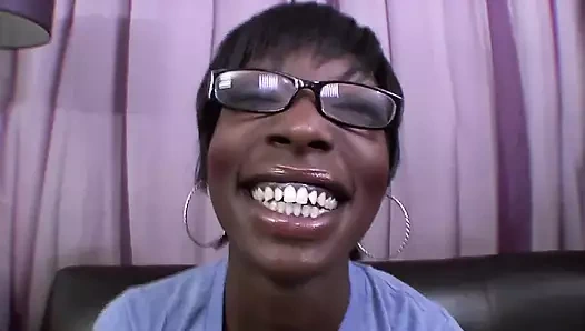 Azgın koyu tenli bir kadın olan sevgilim amını açıyor