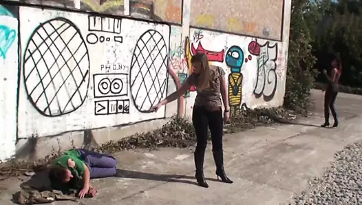 Melady ve Cindy köle Joschi'ye hükmediyor ve aşağılıyor