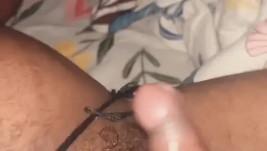 Hintli ev hanımı büyük memeli ön sevişme, okşama, elle muamele ve meme sikişi