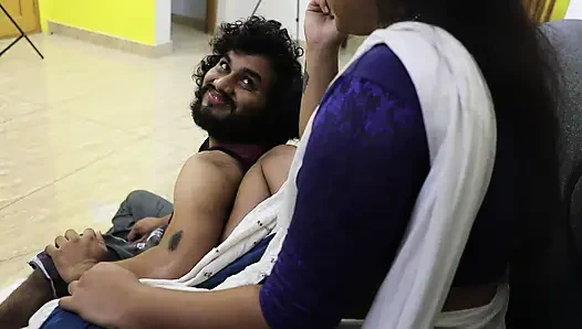 Hizmetçi Janu televizyon izlerken patronuyla ateşli seksin tadını çıkarıyor, mallu hizmetçi ve patron kanepede ateşli sikişiyor ehile vatching tv