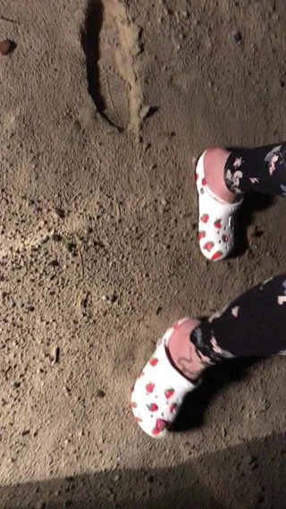 kız arkadaşım onun crocs içinde