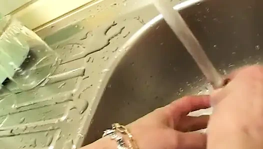 Olgun sürtük için mutfakta mastürbasyon