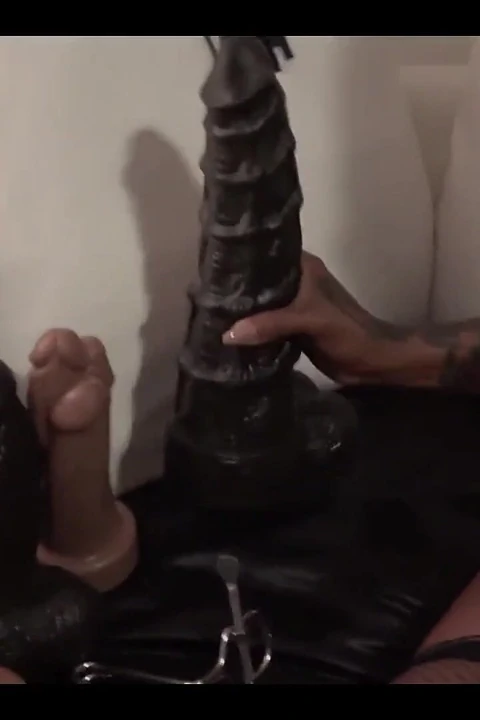 Sapık sürtük kraliçe "dark dea" azgın amcığını dev "seahorse" xl ile genişletti "mrhankey'stoys" bölüm 4 (aşırı dildo sarılması