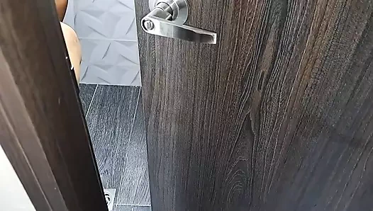 Üvey annemi banyoda mastürbasyon yaparken kaydediyorum. Bölüm 2. Sikimi emiyor. Pov