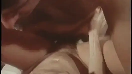 Dos rubias increíblemente calientes trabajan sus cuerpos calientes y hacen doble una polla