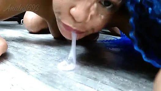 Beyaz penis boğazımı sikmeye geliyor, ruhları emiyor