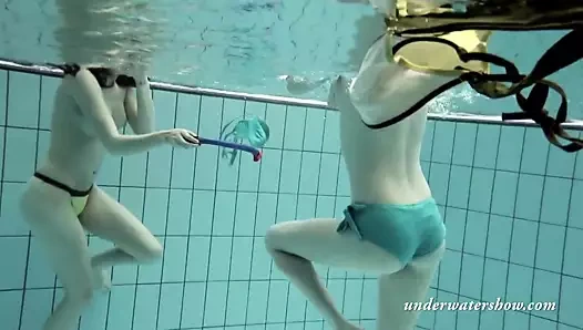 Su altında yüzen ve birbirlerinden zevk alan kızlar