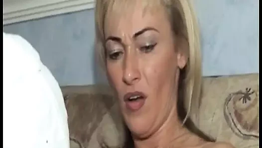 Alman orta yaşlı seksi kadın aynı anda yarak ve dildoyu kontrol ediyor