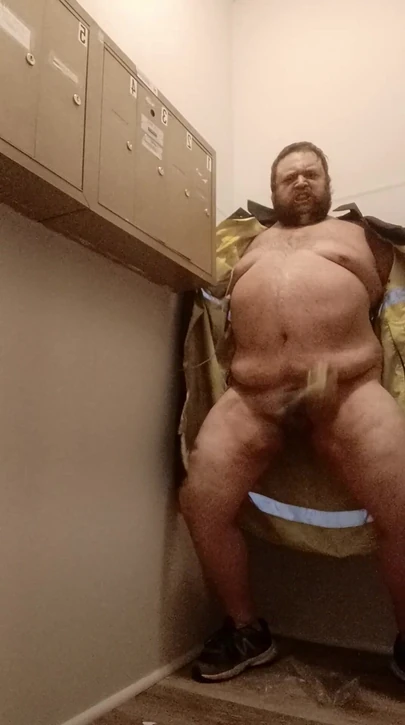 Mofo2121 в холле квартиры с насосом его члена