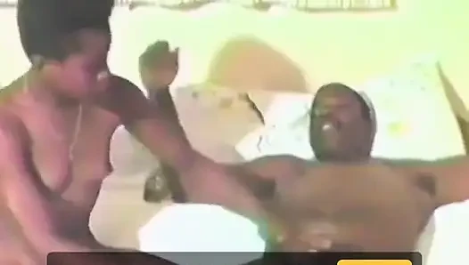 Amatör zenci çift emiyor ve sikişiyor