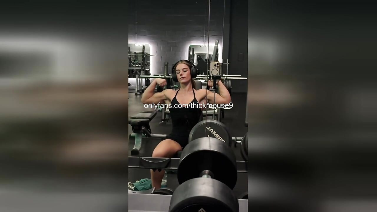 18 yaşındaki bakirenin üvey babasının spor salonunda kayması: Kazara anal sikme ve fışkırma canlı yayında!
