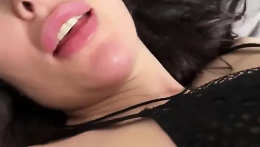 üvey annesinin yatağında uyandı, ona verdi ve içine boşaldı.