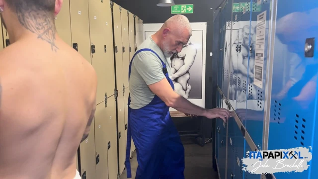 Üvey baba itapapixxl soyunma odasında sert sikişiyor hunk john brachalli