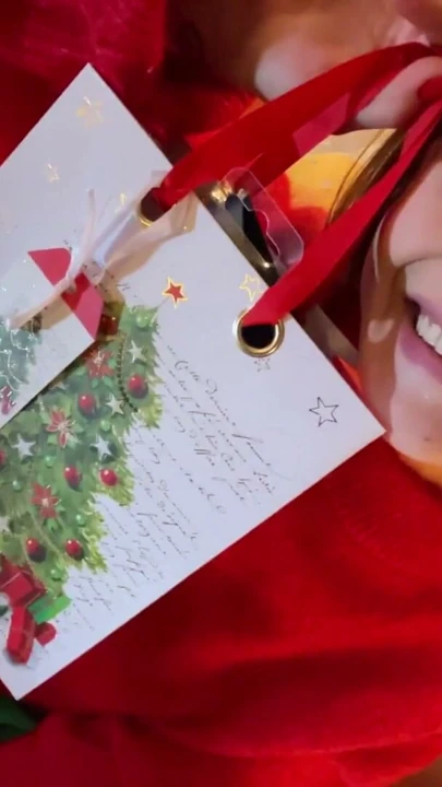Tiffany Tatum ve Leon Lambert filmlerden bahsediyor ve Noel ve yeni yıl için Noel Baba'ya bir mektupta Leon'dan boşalıyor | Klip 1