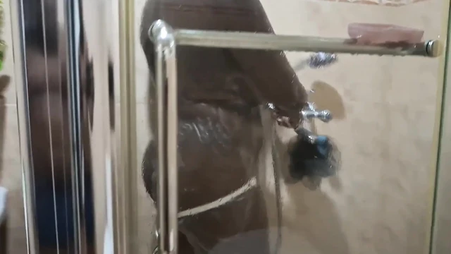 Eski kız arkadaşım bana yıkanmamı bekliyor, beni sertçe seviştirmek için