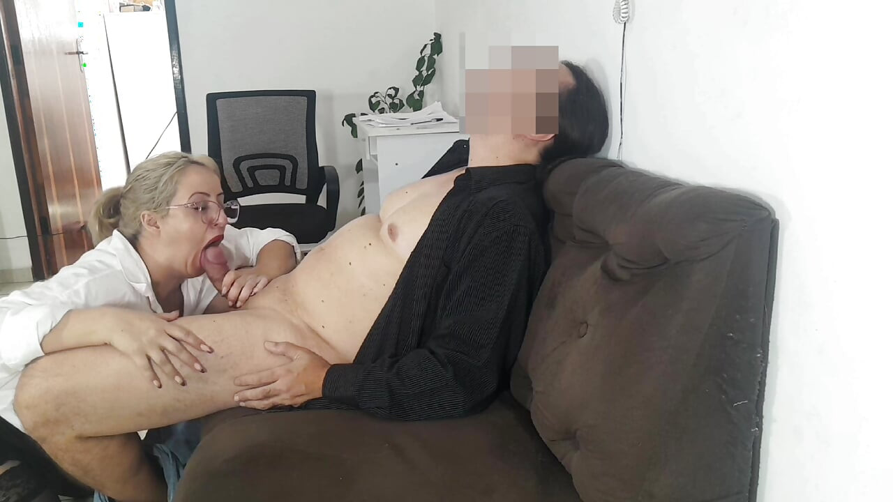 Sekreter müşterisini sakinleştirmesi için ateşli götünü kullanıyor