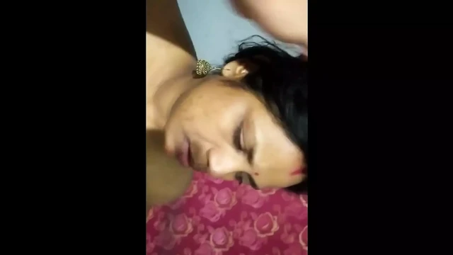 Desi Mumbai Rashmi uzun zamandır erkek arkadaşıyla emiyor ve domaltıyor