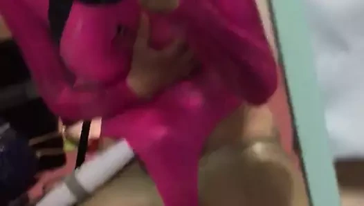 Pembe metalik tek parça streç giysili crossdresser
