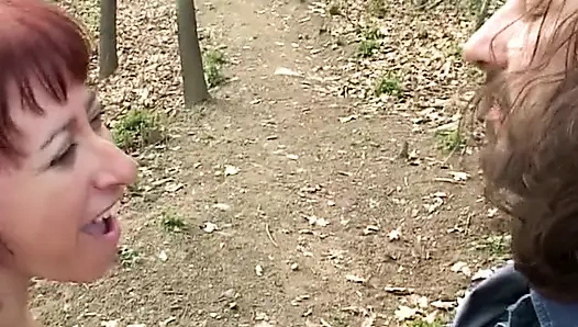 Kızıl saçlı olgun ormanda vahşice sikiliyor