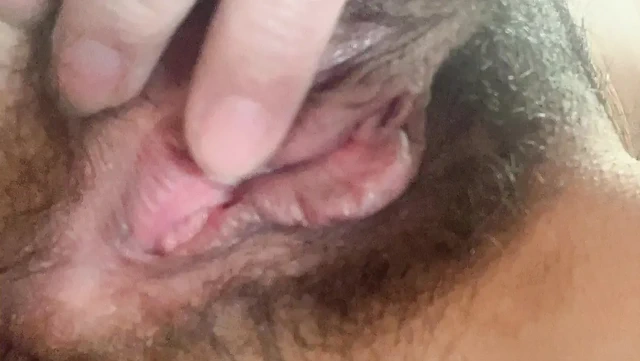 Minik göt deliği kıllı amcık dudaklarını kapat