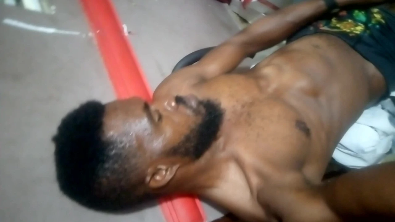 Evde sadece ben varım, bu yüzden mastürbasyon yapmaya karar verdim