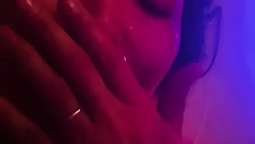 Evli bir kadına mastürbasyon yapıyor