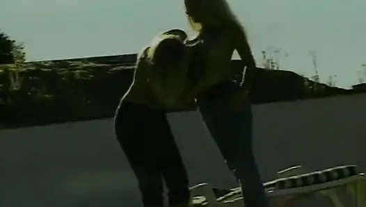 Çekici sarışın bebekler havuzda lezbiyen eğleniyor