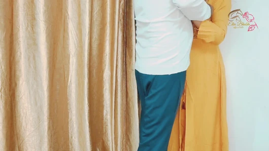 Üniversiteli kız arkadaşla evde ilk kez ön sevişme