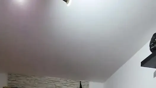 Orta yaşlı seksi kadın amcığını parmaklıyor ve fışkırtarak orgazm oluyor