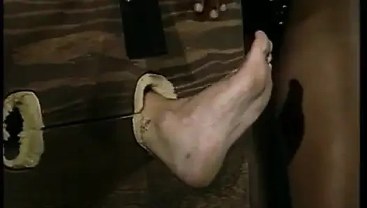 Zenci domina beyaz bağlı orta yaşlı seksi kadını kullanmak zorunda