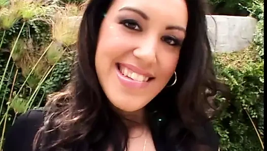 Çekici sürtük yerdeki bu azgın züppeyi memnun etmek için tüm benliğini verir