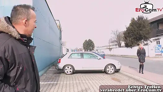 Alman sarışın sokakta yaklaştı ve poposundan sevişti