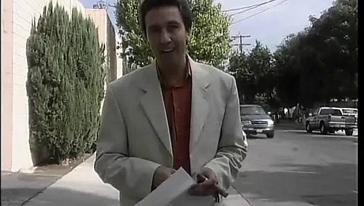 Şanslı adam yatakta seksi genç bir sarışınla sikişiyor