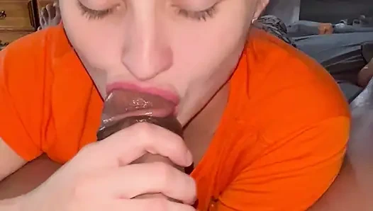 Genç sürtük yarak emmeyi seviyor