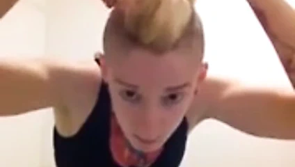 Punkrock kızı kafasını tıraş ediyor