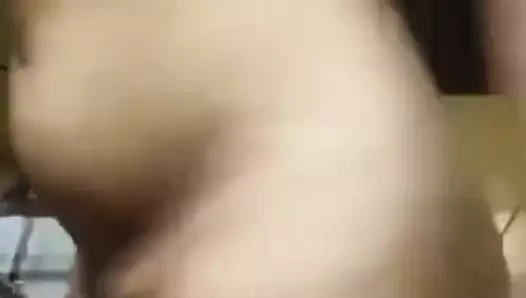 Hintli kız götünü gösteriyor