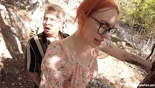 Azgın çift ormanda kendiliğinden seks yapıyor