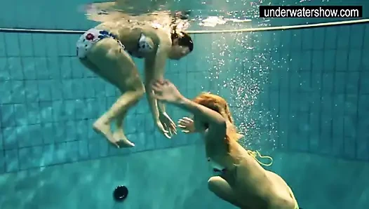 Andrea ve monica sıcak gençler içinde the havuz