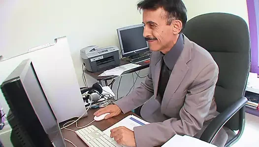 asosyal ofis kızı canavar alıyor!